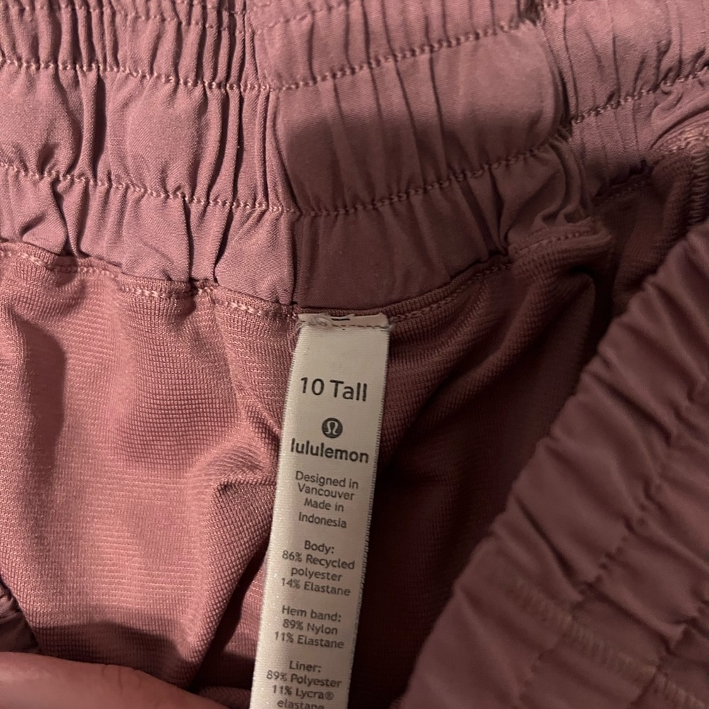 🍋 lululemon hotty hot shorts! - Picture 2 of 3